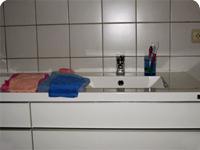 Affaires de toilettes posées à côté de l'évier