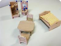 Des objets miniatures pour signifier le moment du coucher, de se laver, de prendre sa douche…